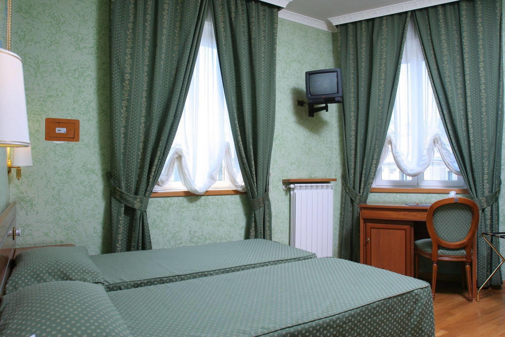 Hotel Fellini Рим Екстер'єр фото